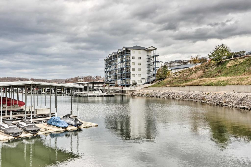 公寓 water-view lake ozark getaway with boat slip!