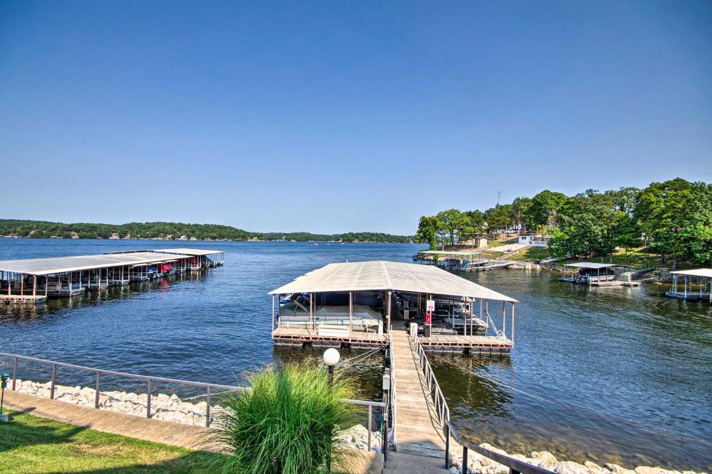 公寓 waterfront ozark gem with pool access and boat slip!