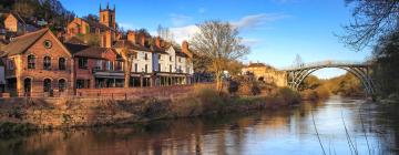 Coalbrookdale的带停车场的酒店