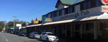 Landsborough的带停车场的酒店