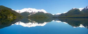 Lago Futalaufquen的带停车场的酒店