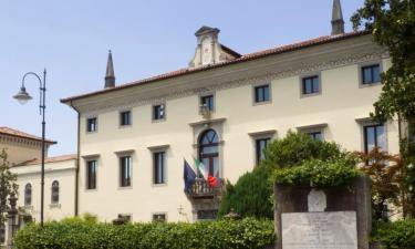 San Giovanni al Natisone的带停车场的酒店