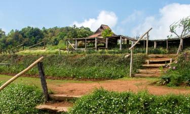 Chiang Kham的带停车场的酒店