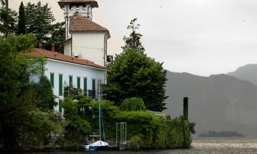 Cerro Lago Maggiore的带停车场的酒店