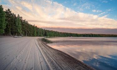 Nurmijärvi的带停车场的酒店