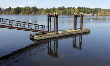 Shawnigan Lake的带停车场的酒店