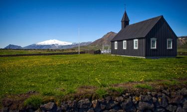 Snæfellsbær的带停车场的酒店