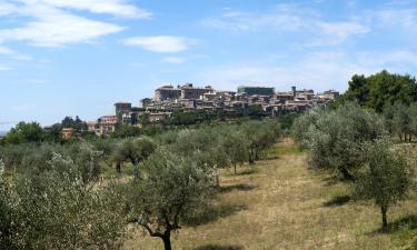 Lugnano in Teverina的带停车场的酒店