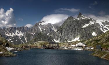 Colle Del Gran San Bernardo的带停车场的酒店