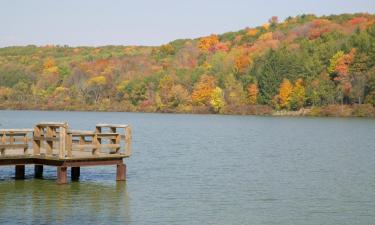 Pocono Lake的带停车场的酒店