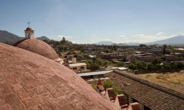 Teotitlán del Valle的带停车场的酒店