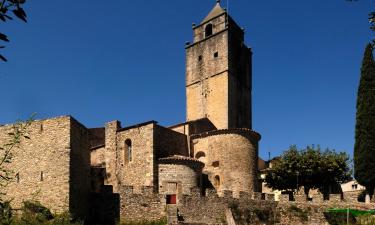 Sant Llorenç de la Muga的带停车场的酒店