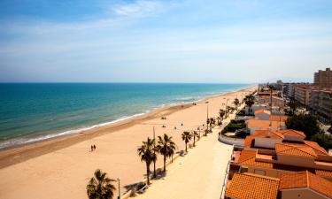 Playa de Miramar的带停车场的酒店