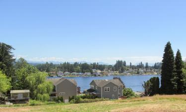 Lake Stevens的带停车场的酒店