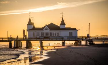 Usedom Town的带停车场的酒店