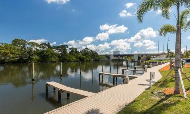 Merritt Island的带停车场的酒店