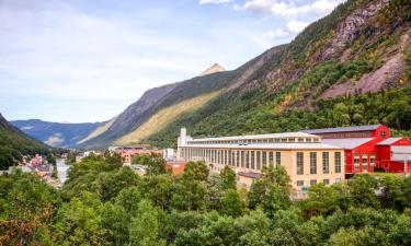 Rjukan的带停车场的酒店