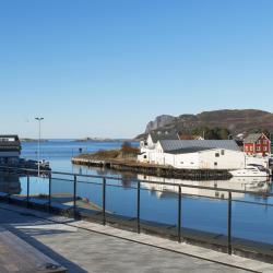 Fosnav&aring;g 3家带停车场的酒店