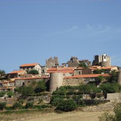 菲盖拉迪卡斯特卢罗德里古 3家带泳池的酒店