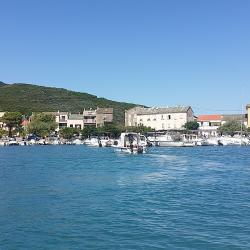 Luri 12家带停车场的酒店