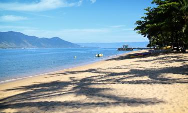 Praia do Pereque的酒店