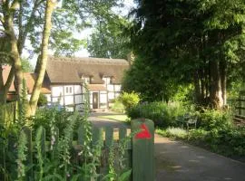 THE MOATS - CODDINGTON A small private thatched cottage B&B located in quiet countryside between Ledbury and Malvern - convenient for the Malvern Three Counties Showground and 5 miles from excellent shops restaurants and Ledbury Poetry Festival