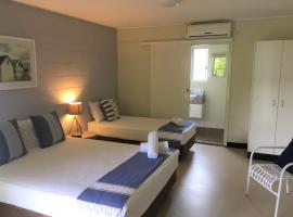 卡德韦尔海滩酒店，位于卡德韦尔卡德威尔雨林及珊瑚礁游客咨询中心附近的酒店