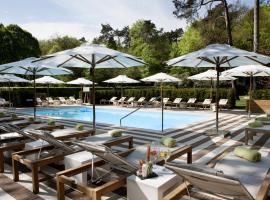 罗莱夏朵精品酒店集团罗德科佩尔庄园酒店，位于埃尔默洛的带泳池的酒店
