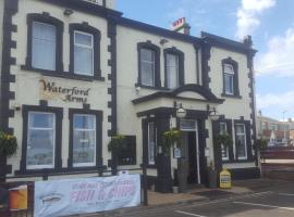 Waterford Arms，位于惠特利湾的酒店