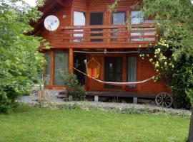 The Wooden House，位于Moldoveneşti的酒店