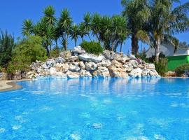 Villa Vacanze Paradiso - Oasi di Tranquillità con Piscina e Giardino a 10 min dal mare，位于内维亚诺的酒店