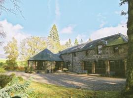 Lochside Lodge & Roundhouse Restaurant，位于Bridgend of Lintrathen的酒店