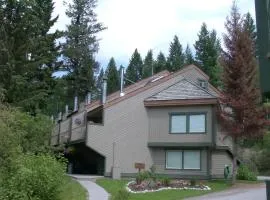 Akiskinook Sandy Beach Lakefront Resort! Tennis, Pickle, Basket Ball Courts, Indoor Pool, Hot Tub, Squash Court! Short Drive to Radium or Fairmont Hot Springs!