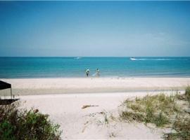 Englewood Beach and Yacht Club - Englewood，位于恩格尔伍德的酒店