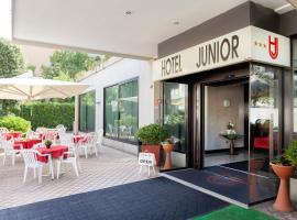 朱尼尔酒店，位于里米尼滨海中心的酒店