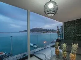 Pineapple Seaside Suite