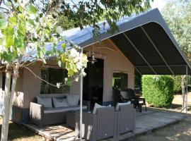 诺美拉茵乡村露营豪华帐篷，位于NommernCastle Larochette附近的酒店