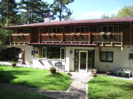 赫罗塔尼膳食公寓，位于原村的酒店