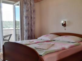 Ljubica Apartments and Rooms，位于拉布的海滩酒店