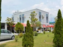 Hotel Alpet，位于地拉那特蕾莎修女国际机场 - TIA附近的酒店