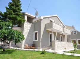 Villa Lucica Trogir，位于特罗吉尔的酒店