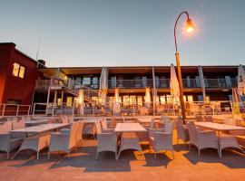 斯米蒂尼游艇俱乐部酒店，位于克莱佩达的海滩酒店