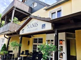 Nanis Hotel & Appartements，位于施坦胡德的酒店