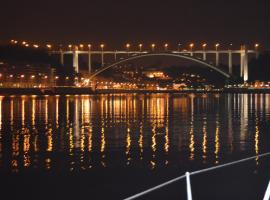 Noite a bordo c/PA em veleiro -rio Douro，位于加亚新城的船屋