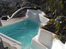Vilna House with private pool, jacuzzi and garden -Optional pool and jacuzzi heating，位于阿格特的酒店