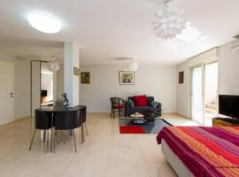 Magnificent studio in Zichron yaakov sea view and garden，位于兹奇隆亚科夫的公寓