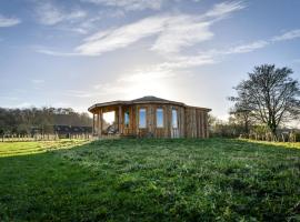 Nether Farm Roundhouses - Henmore Water & Sturston Winds with hot tubs - Bradley Wood no hot tub，位于阿什伯恩的带按摩浴缸的酒店