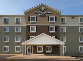 WoodSpring Suites Kansas City Mission，位于Merriam的酒店