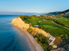 色雷斯悬崖高尔夫及海滩度假酒店，位于卡瓦尔纳的高尔夫酒店