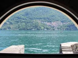 House on the lake shore of Laglio